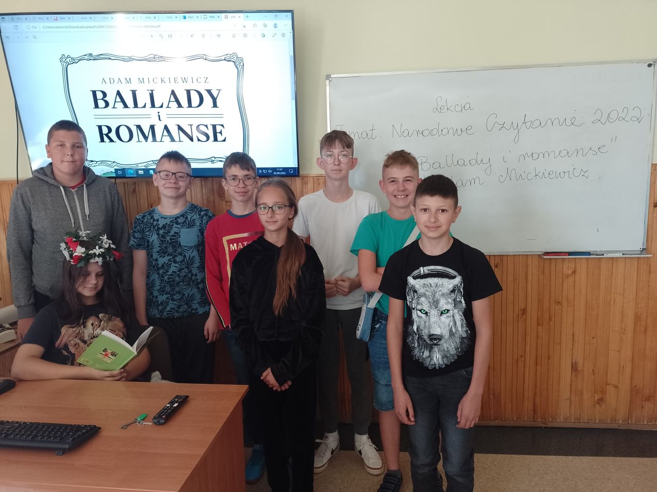 Uczniowie kl. VIIa biorący udział w akcji "Narodowe Czytanie"