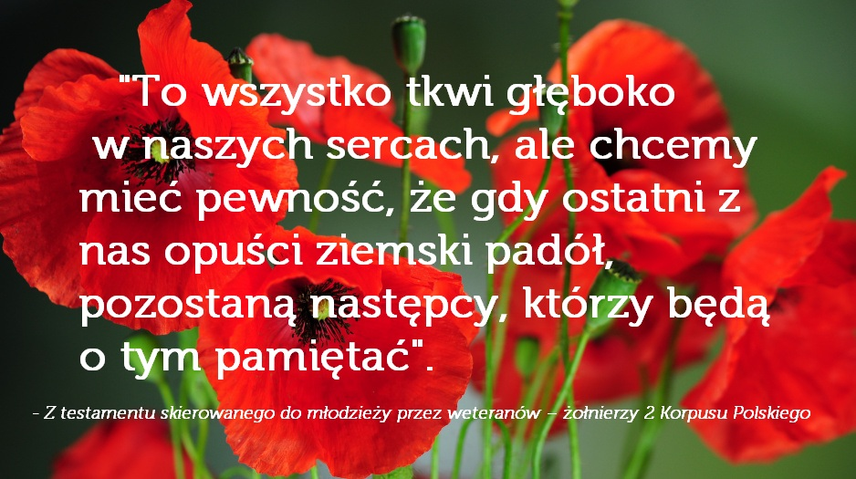 Cytat z testamentu skierowanego do młodzieży przez weteranów - żołnierzy 2 Korpusu Polskiego - biała czcionka na tle maków