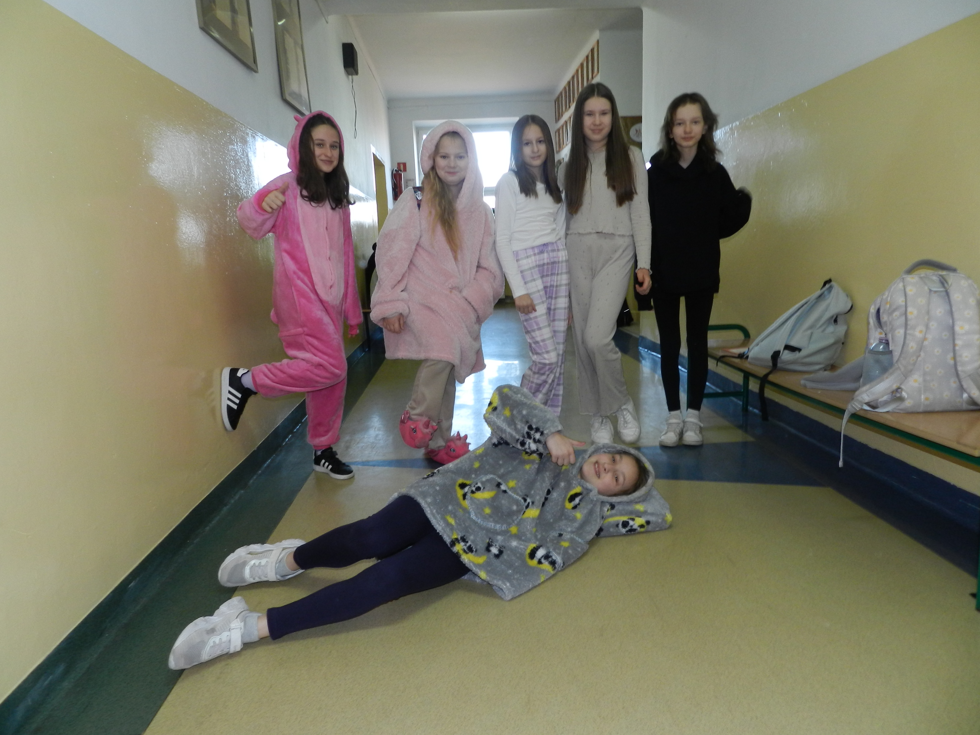 Uczennice w piżamach na korytarzu