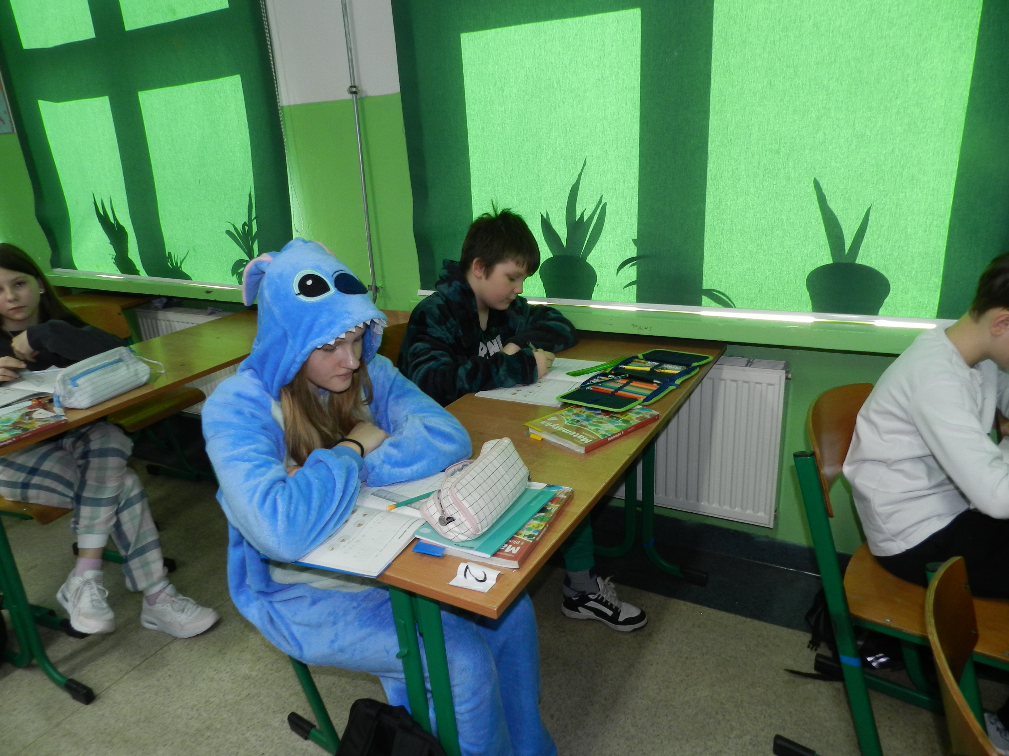 Uczniowie w piżamach podczas lekcji